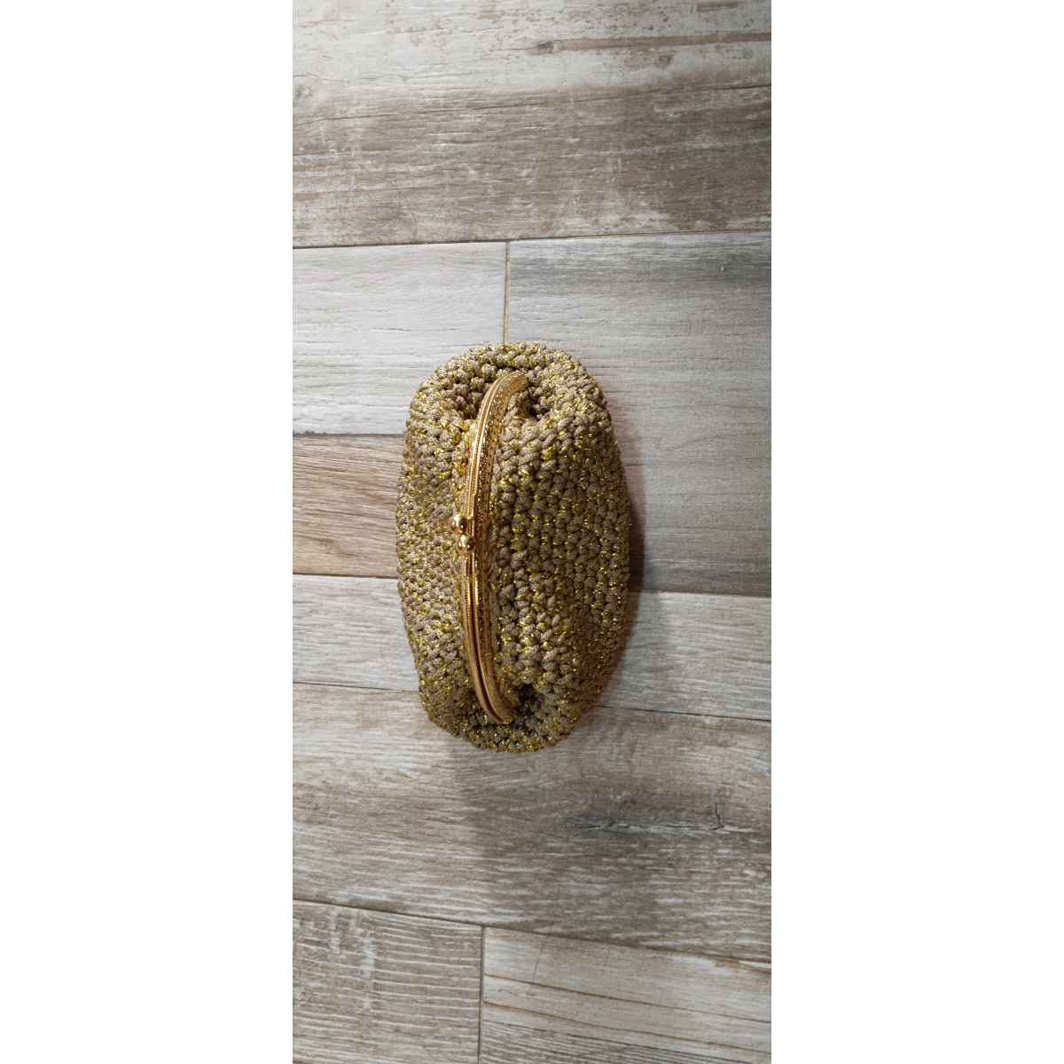pochette beige doré élégance intemporelle pour un style unique