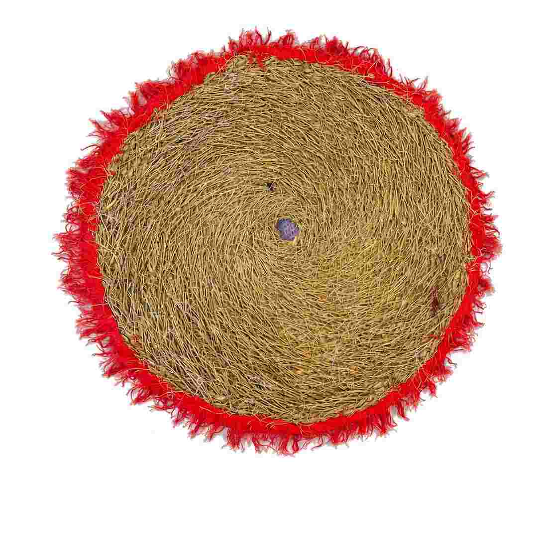 Tapis rouge en Halfa et laine pour un intérieur chic et chaleureux