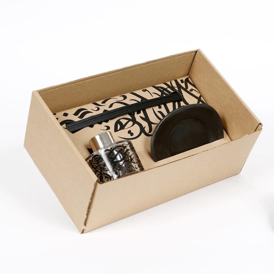 "Marmo Calligraphie" diffuser with stem - 2 scents: White Musk, Jasmine (5 x 7 cm) with black marble saucer