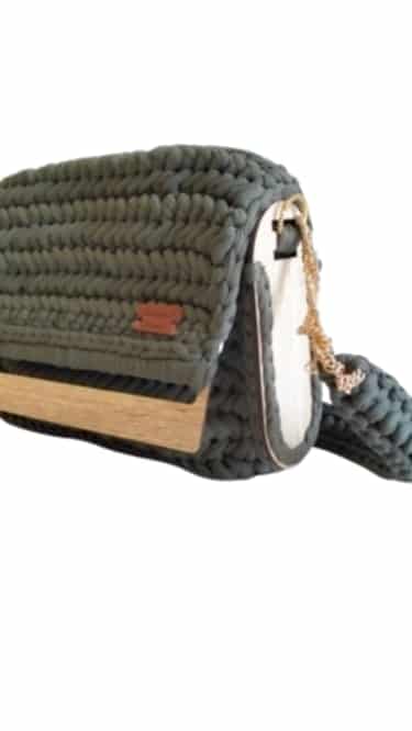 Sac à main artisanal en crochet vert militaire avec côtés en bois - Écologique et élégant