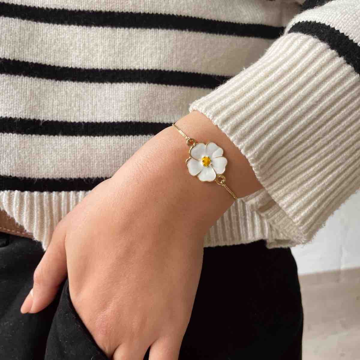 collier fleur blanche et bracelet ajustable doré