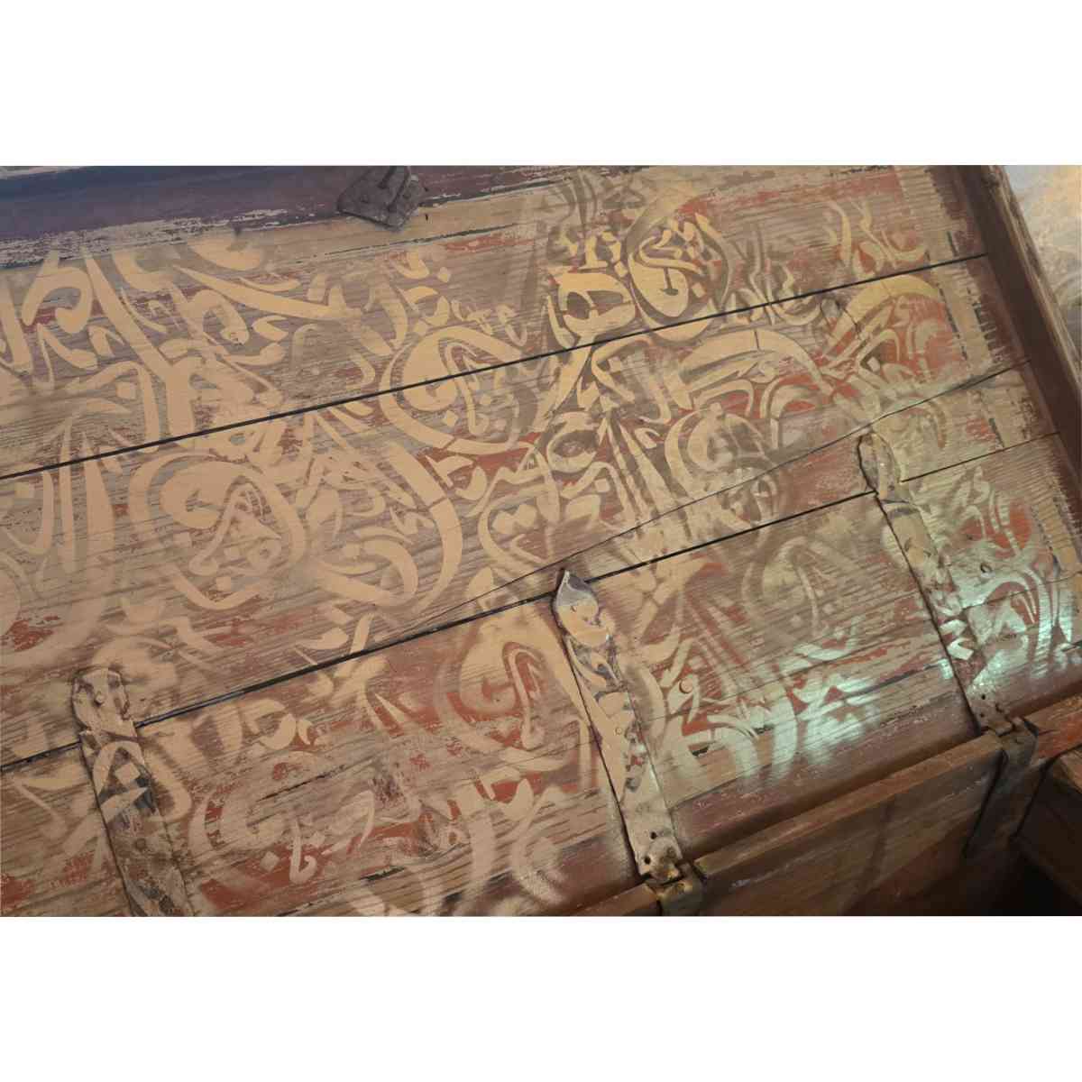 Coffre ancien rénové en bois naturel pour un intérieur unique