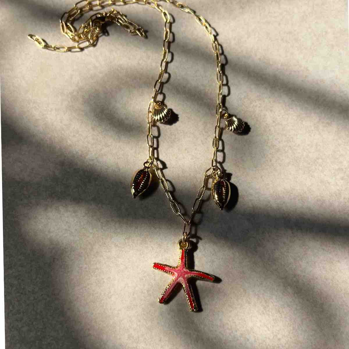 Collier doré été tendance pour une allure irrésistible
