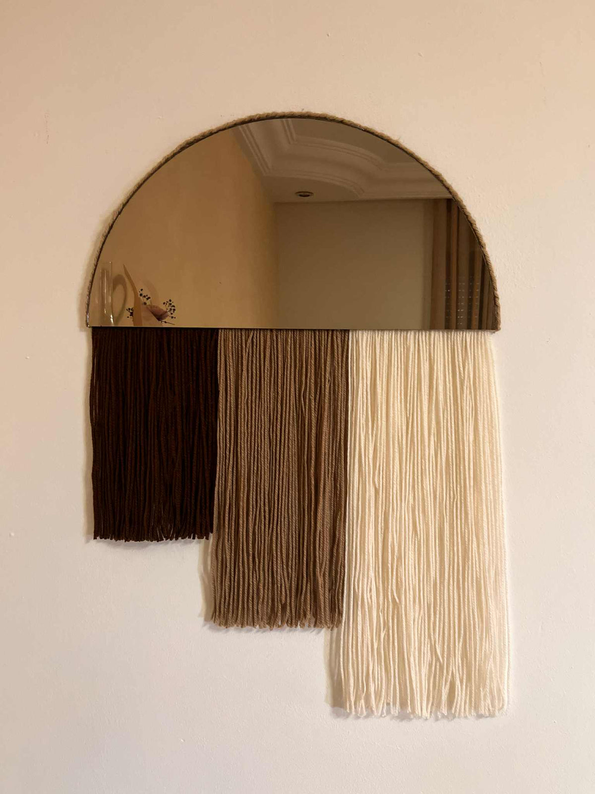 Miroir laine exclusif en demi cercle pour un intérieur élégant