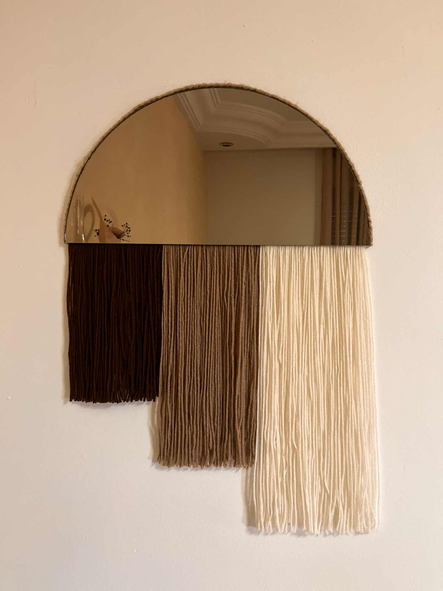 Miroir laine exclusif en demi cercle pour un intérieur élégant