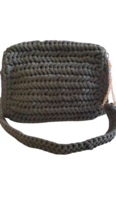 Sac à main artisanal en crochet vert militaire avec côtés en bois - Écologique et élégant