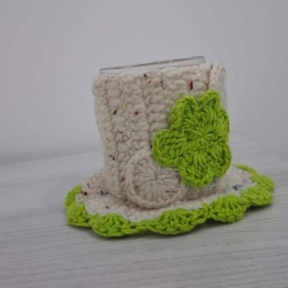 Mug cosy en crochet couleur vert pistache et blanc cassé avec sous tasse