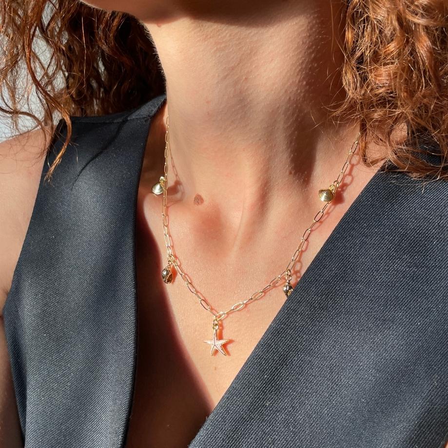 collier doré étoile de mer rose pour un style marin chic