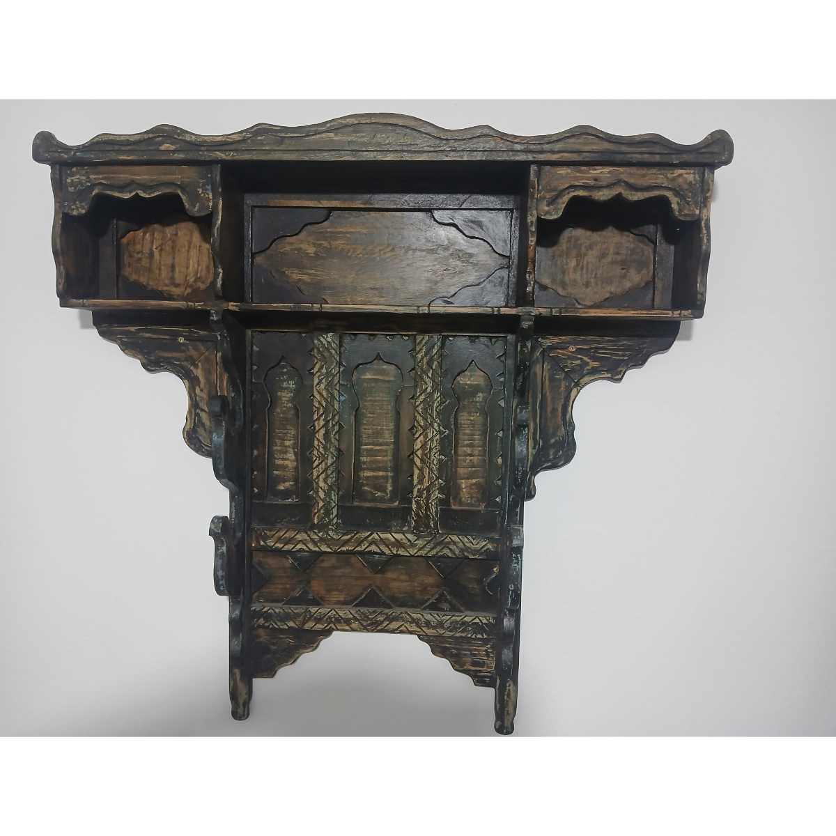 Étagère en bois arabe design unique pour un intérieur raffiné