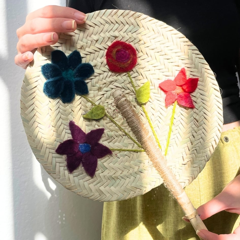 Éventail rond traditionnel en jute à motifs de fleurs