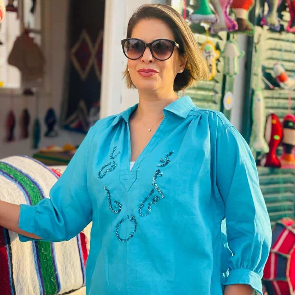 Blouza djerbienne en lin bleu turquoise brodée à la main