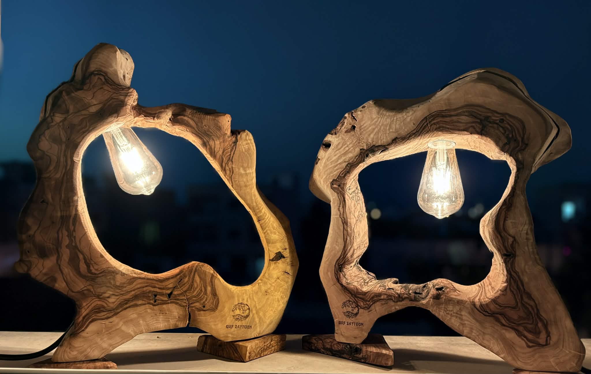 lampe bois artisanale en olivier unique pour un intérieur accueillant