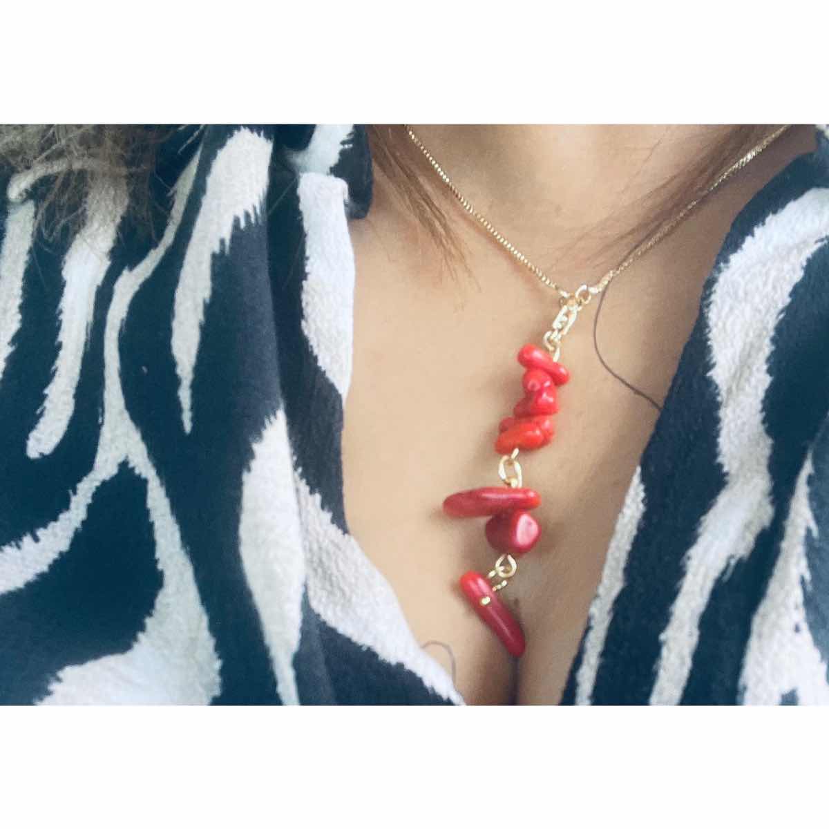 Collier inoxydable élégant avec pendentif corail unique