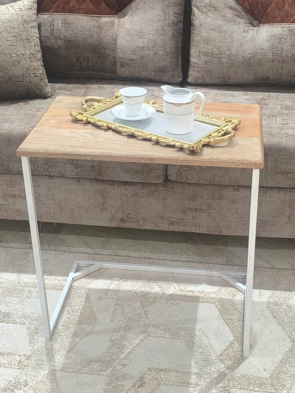 Table multitâche Forme C en bois fraké et acier noir – design moderne et pratique