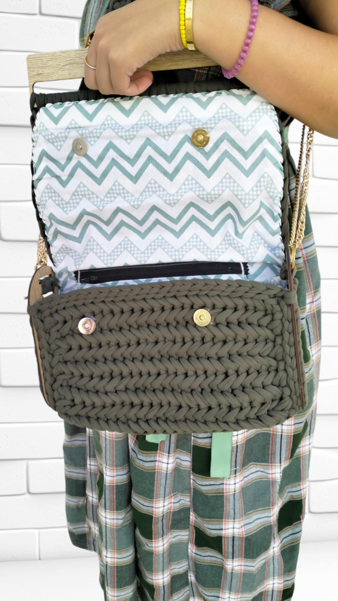 Sac à main artisanal en crochet vert militaire avec côtés en bois - Écologique et élégant