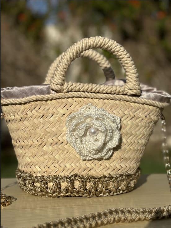 Petit couffin en feuilles de palmier avec décoration en crochet macramé