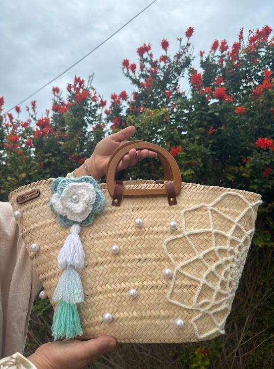 Sac Couffin Décoré – Perles, Fleurs en Crochet et Pompons