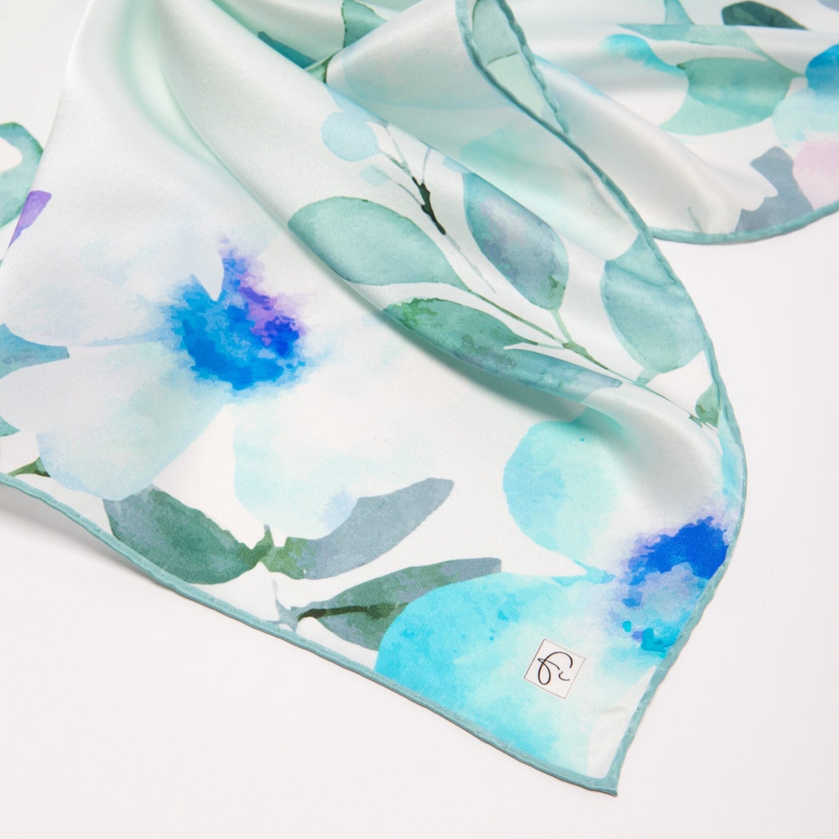 Foulard en soie naturelle en bleu et des motifs floraux "Fullfilled intentions" - artisanat Tunisien fait main | ILEYCOM
