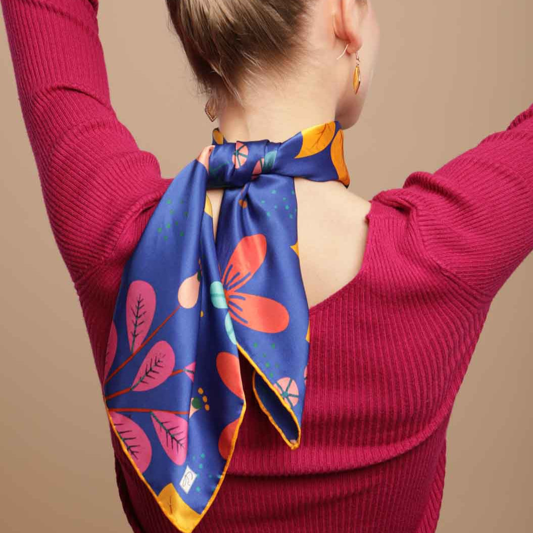 Foulard en soie naturelle en bleu "Full of imagination" - artisanat Tunisien fait main | ILEYCOM