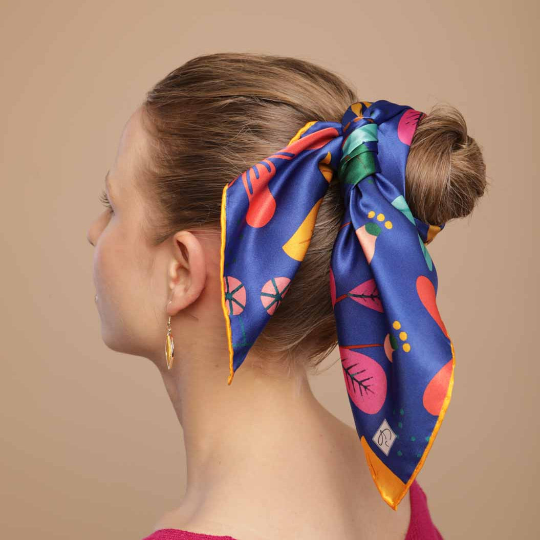 Foulard en soie naturelle en bleu "Full of imagination" - artisanat Tunisien fait main | ILEYCOM