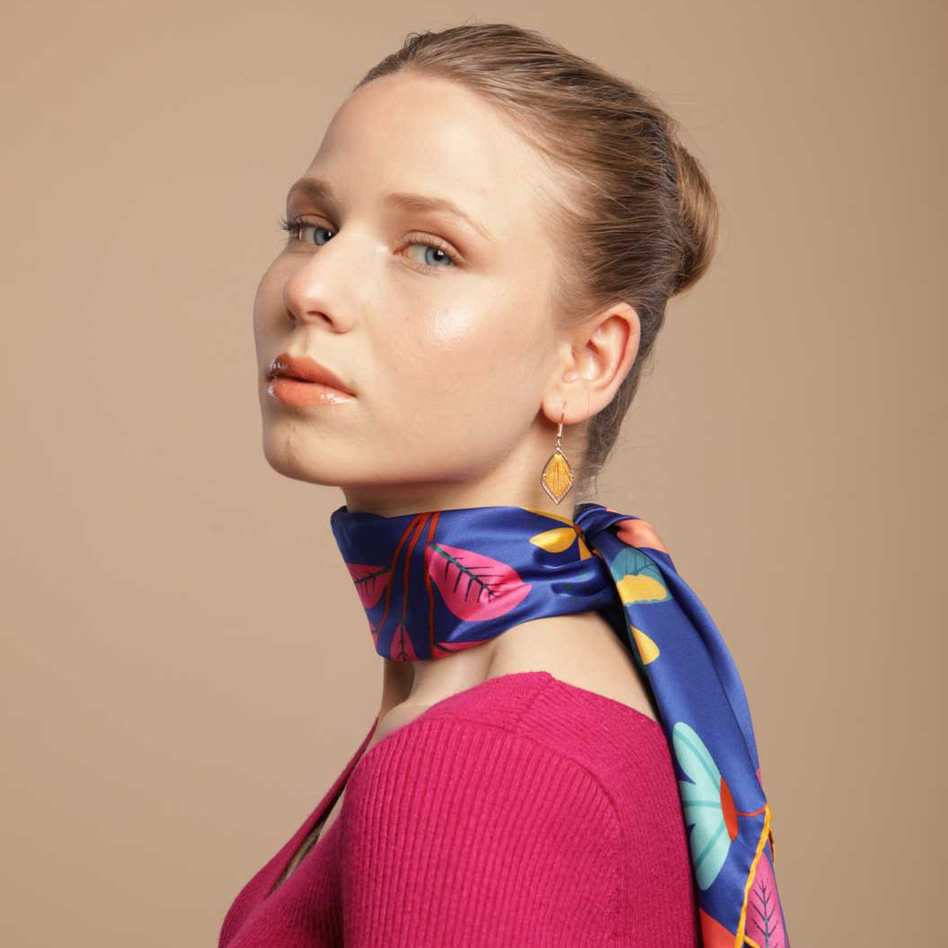 Foulard en soie naturelle en bleu "Full of imagination" - artisanat Tunisien fait main | ILEYCOM