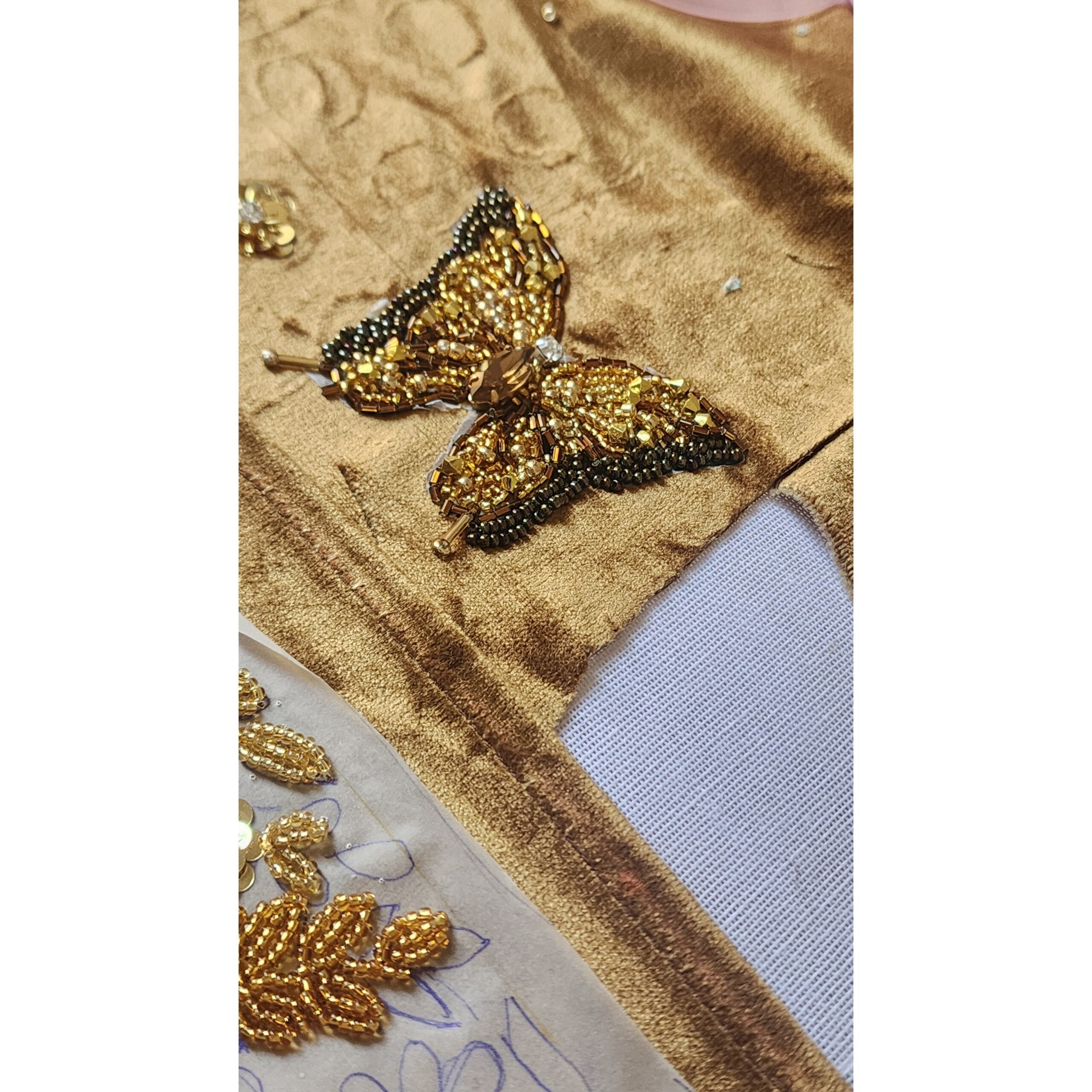 Broche butterfly élégante en marron et doré pour un style unique