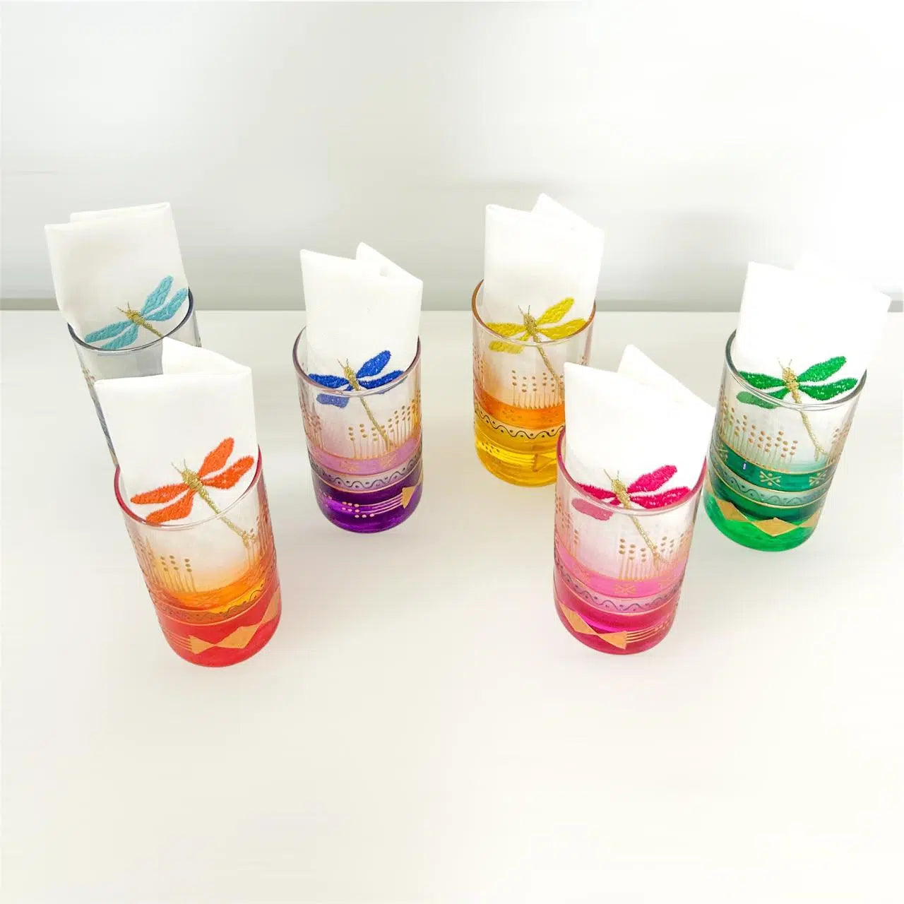 Verres à thé avec serviettes brodées au motif de Libellules multicolores -