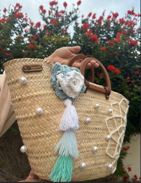 Sac Couffin Décoré – Perles, Fleurs en Crochet et Pompons