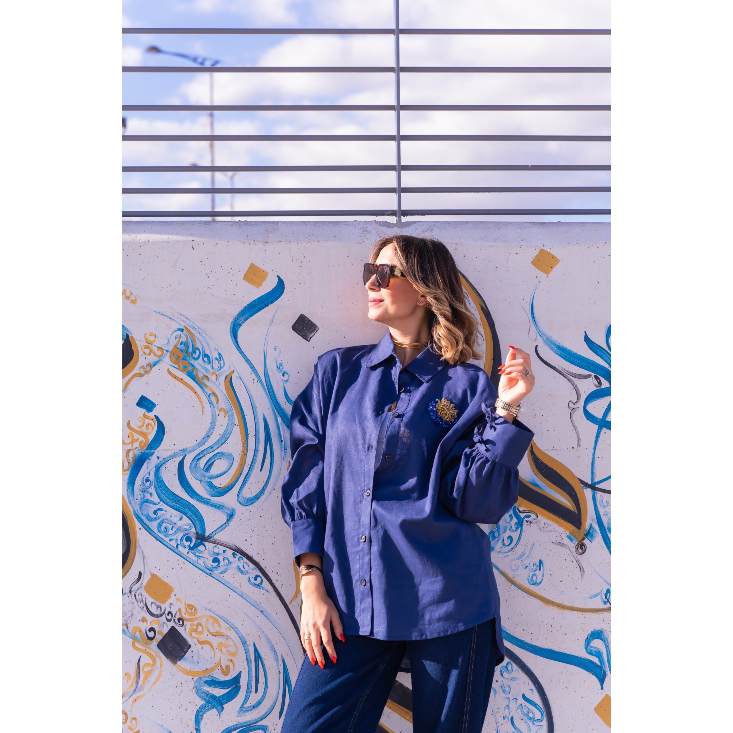 Chemise bleue marine en lin brodée à la main