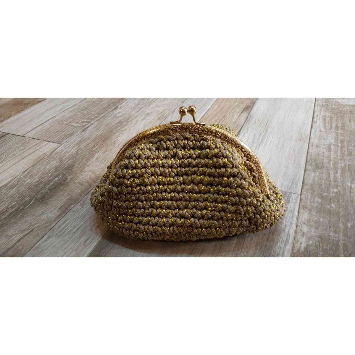pochette beige doré élégance intemporelle pour un style unique