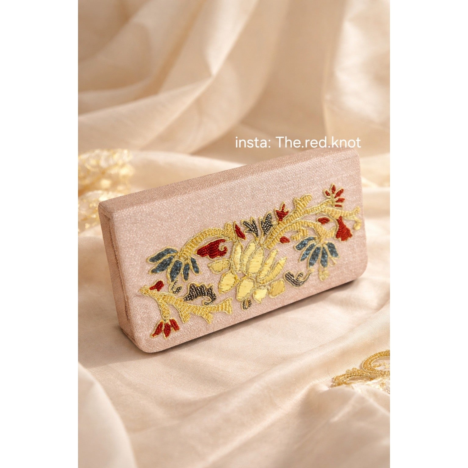 Pochette brodée dorée unique pour un style irrésistible