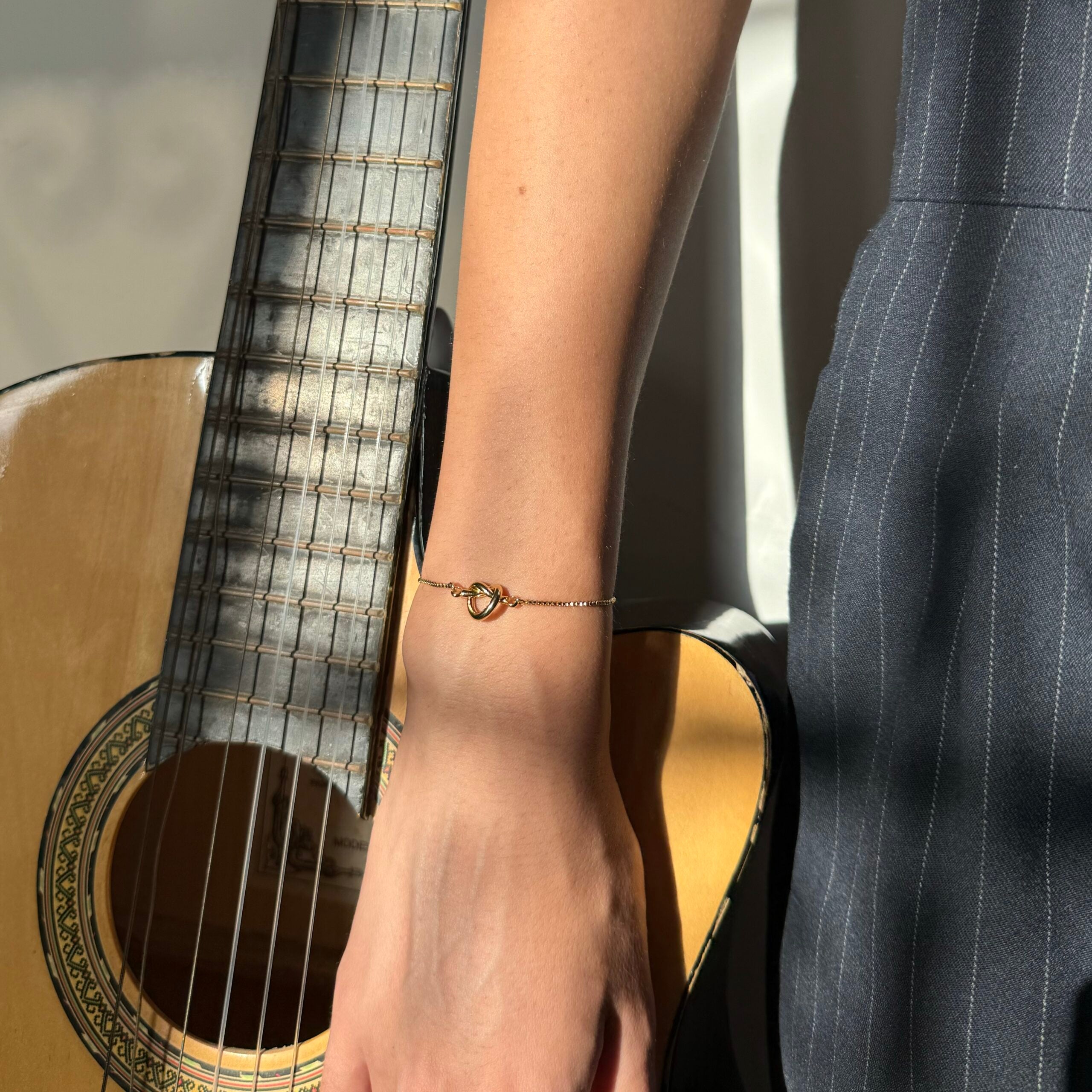 Bracelet doré ajustable en acier inoxydable avec noeud élégant