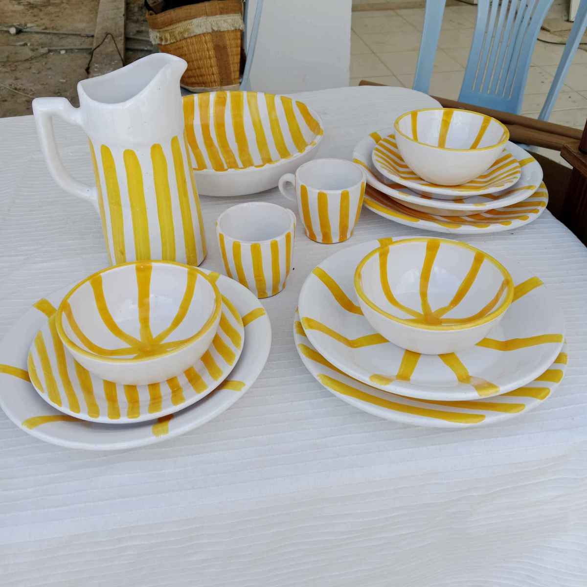 Service à table chic blanc et jaune