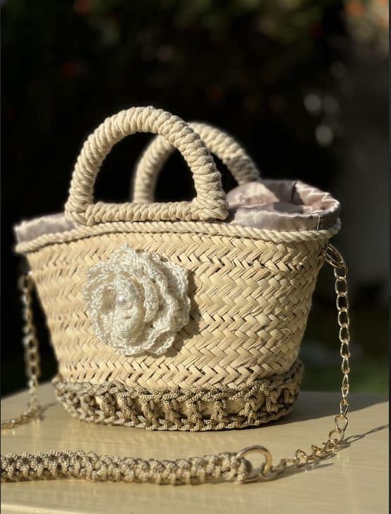 Petit couffin en feuilles de palmier avec décoration en crochet macramé