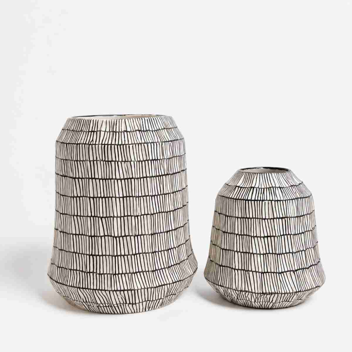 Vases graphiques en duo noir et blanc pour un décor élégant