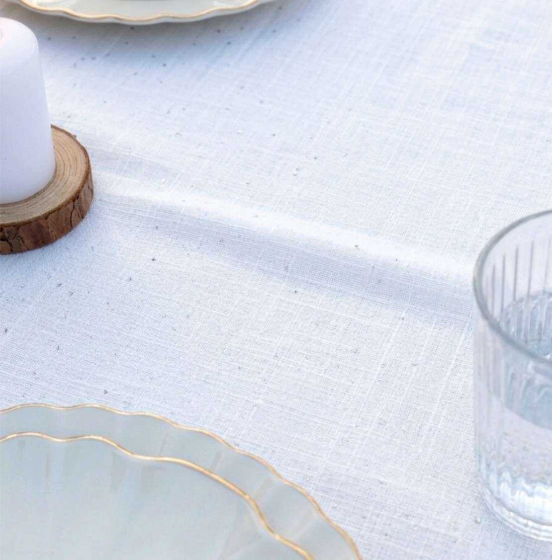 nappe élégante pour une table raffinée en blanc 250x150 cm