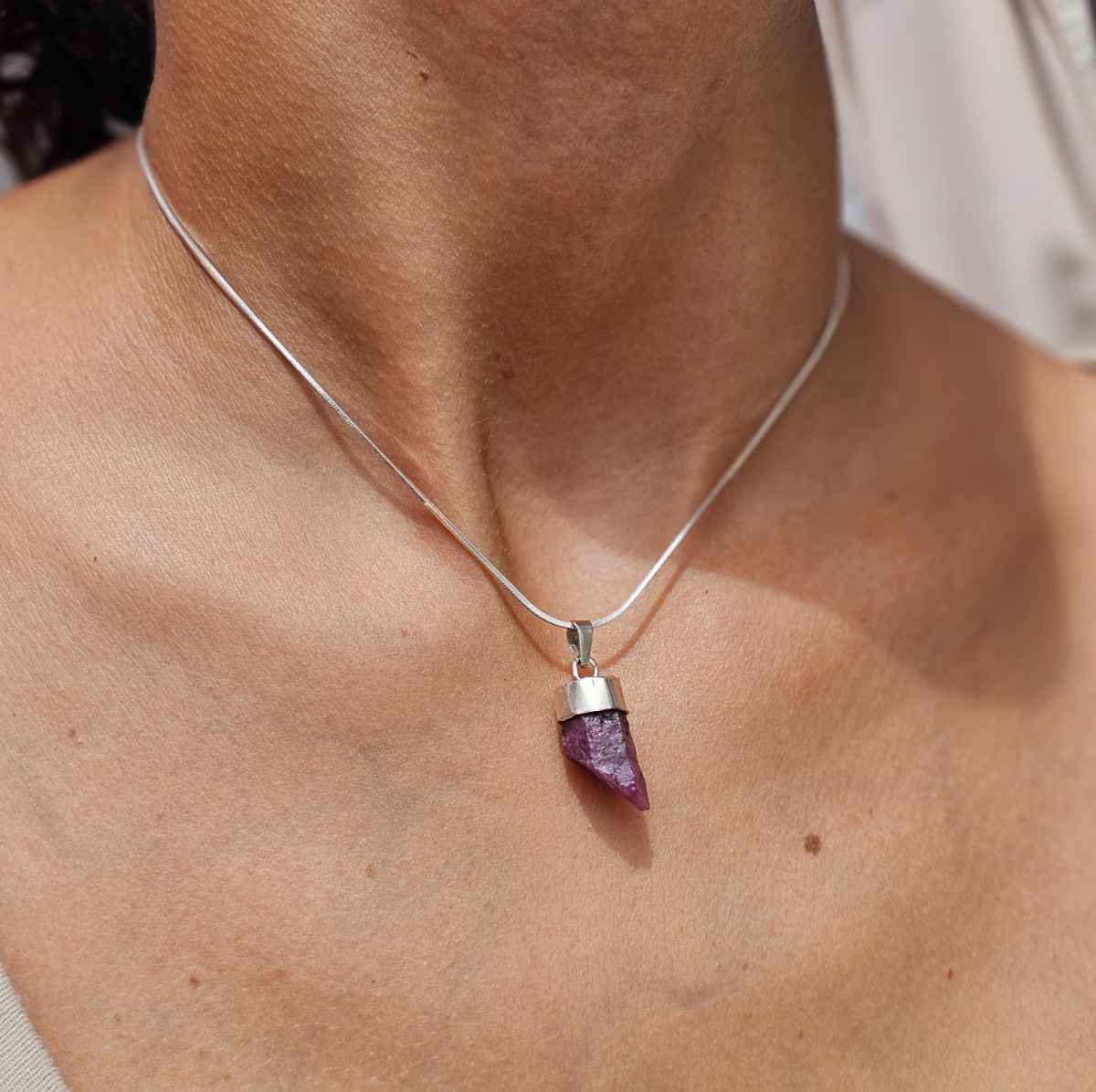 Collier rubis brut en argent 925 éclat et élégance unique