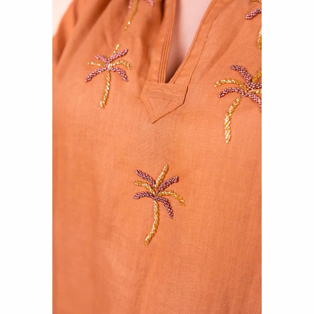 blouza marron brodée à la main pour un style unique et élégant