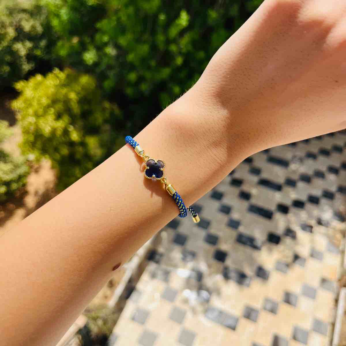 Bracelet ajustable bleu au design unique pour un style chic