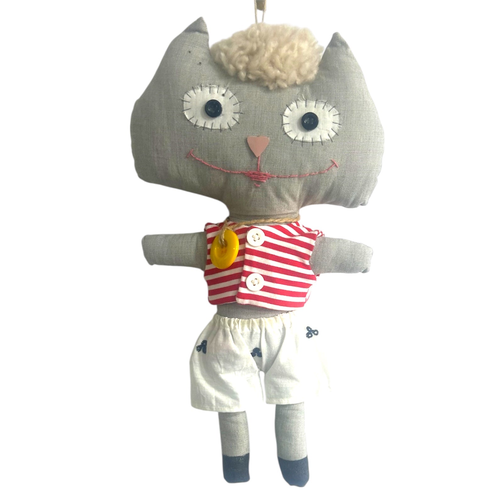 Doudou chat en tissu avec tenue rayée rouge et blanc et short brodé