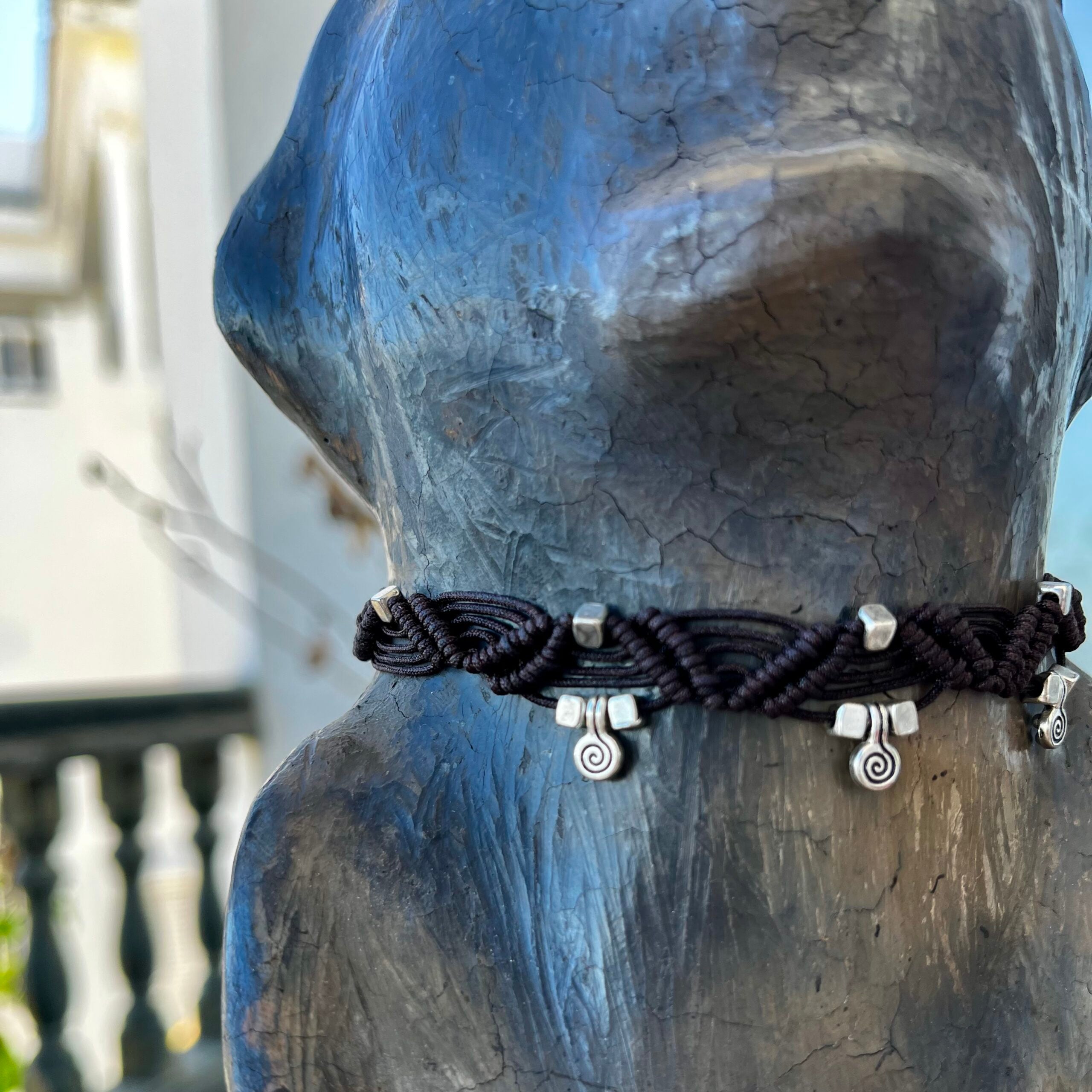 Collier macramé marron élégant avec charms argentés exclusifs