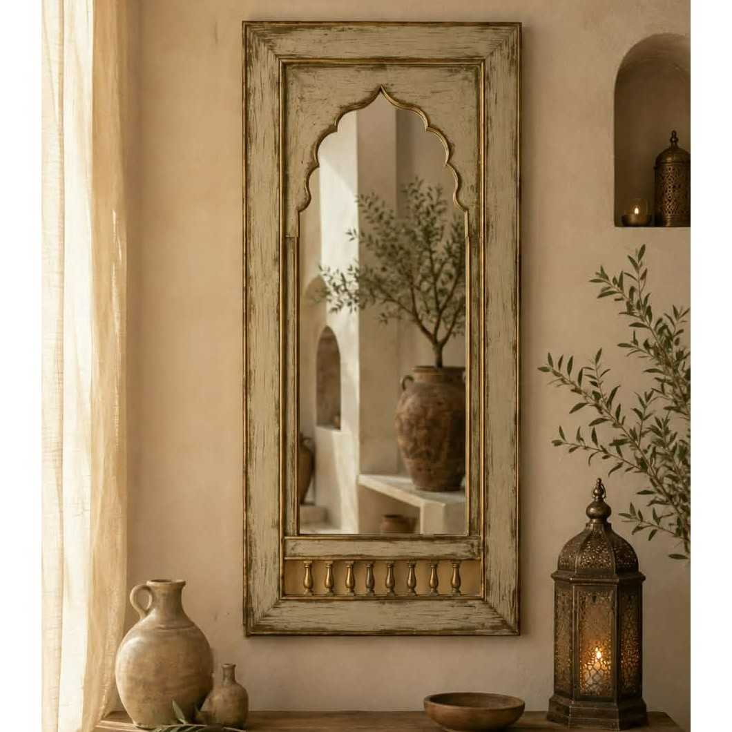 Miroir arabesque en bois patiné pour une touche élégante
