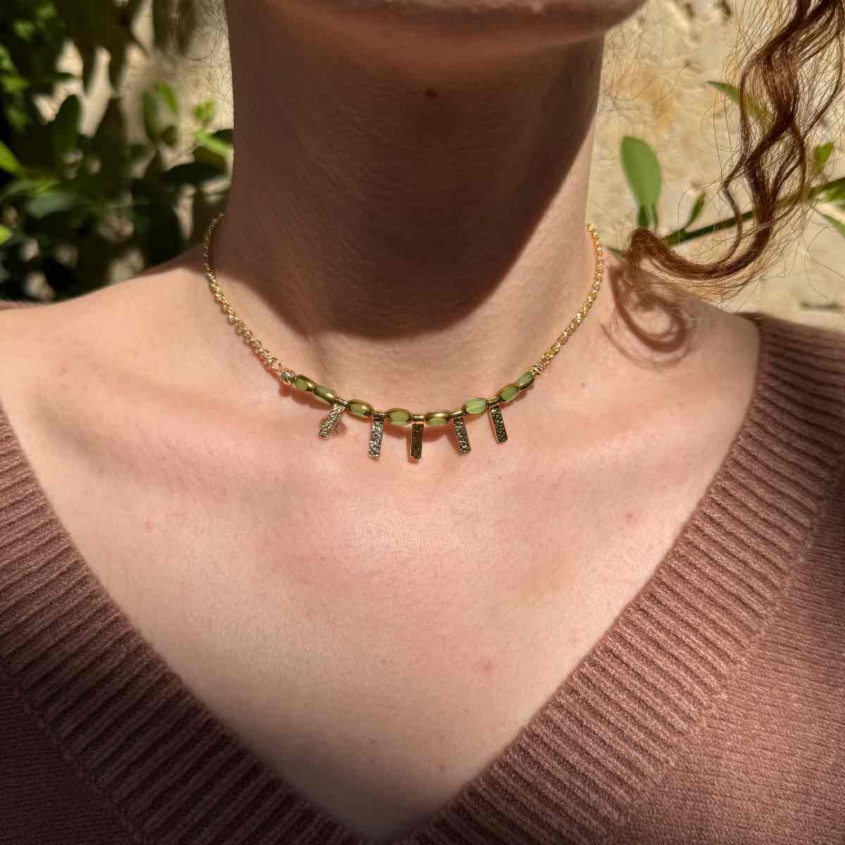 Collier laiton doré avec cristaux verts