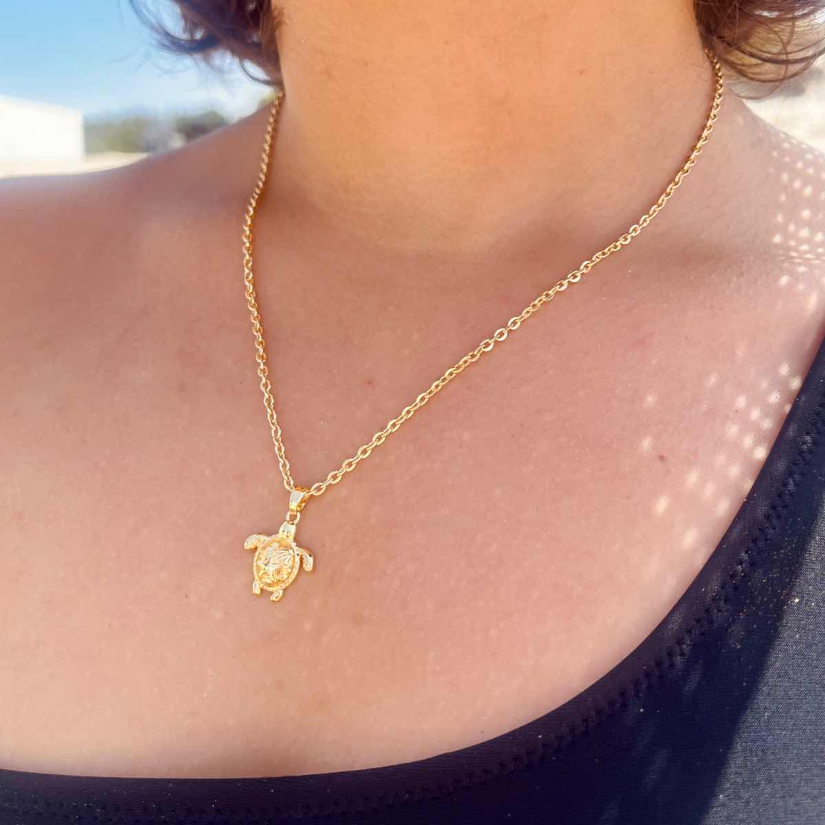 Collier tortue chic pour un style unique et irrésistible