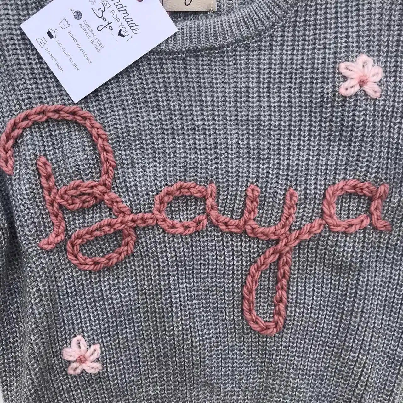 Pull gris oversize en laine et coton avec prénom personnalisable brodé à la main