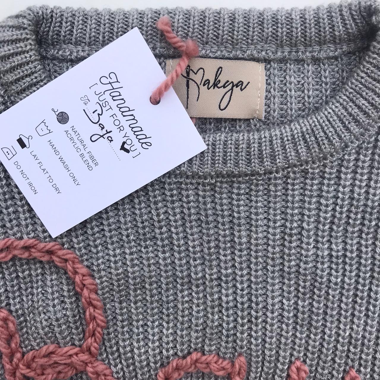 Pull gris oversize en tricot personnalisable avec un prénom brodée à la main