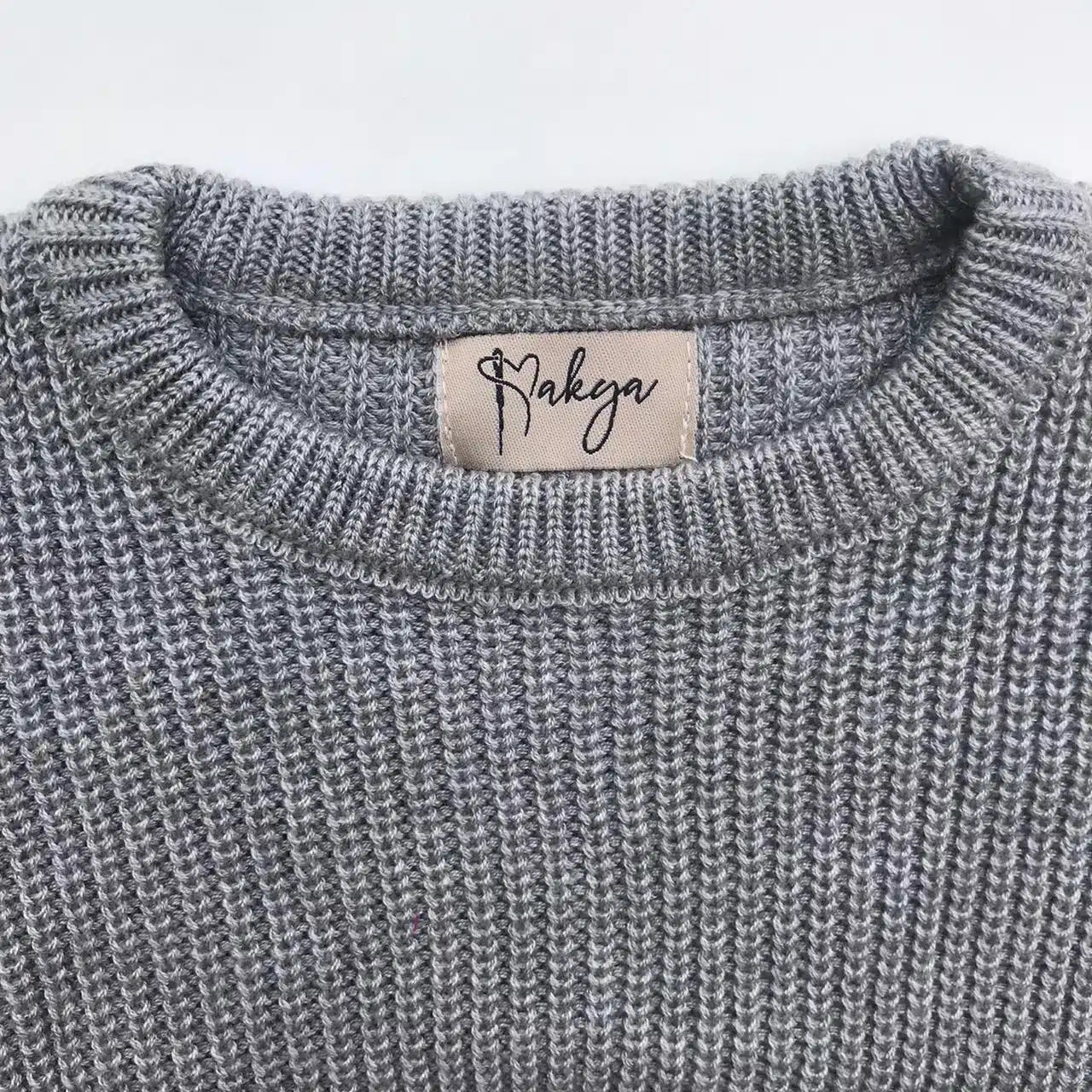 Pull gris oversize en laine et coton avec prénom personnalisable brodé à la main