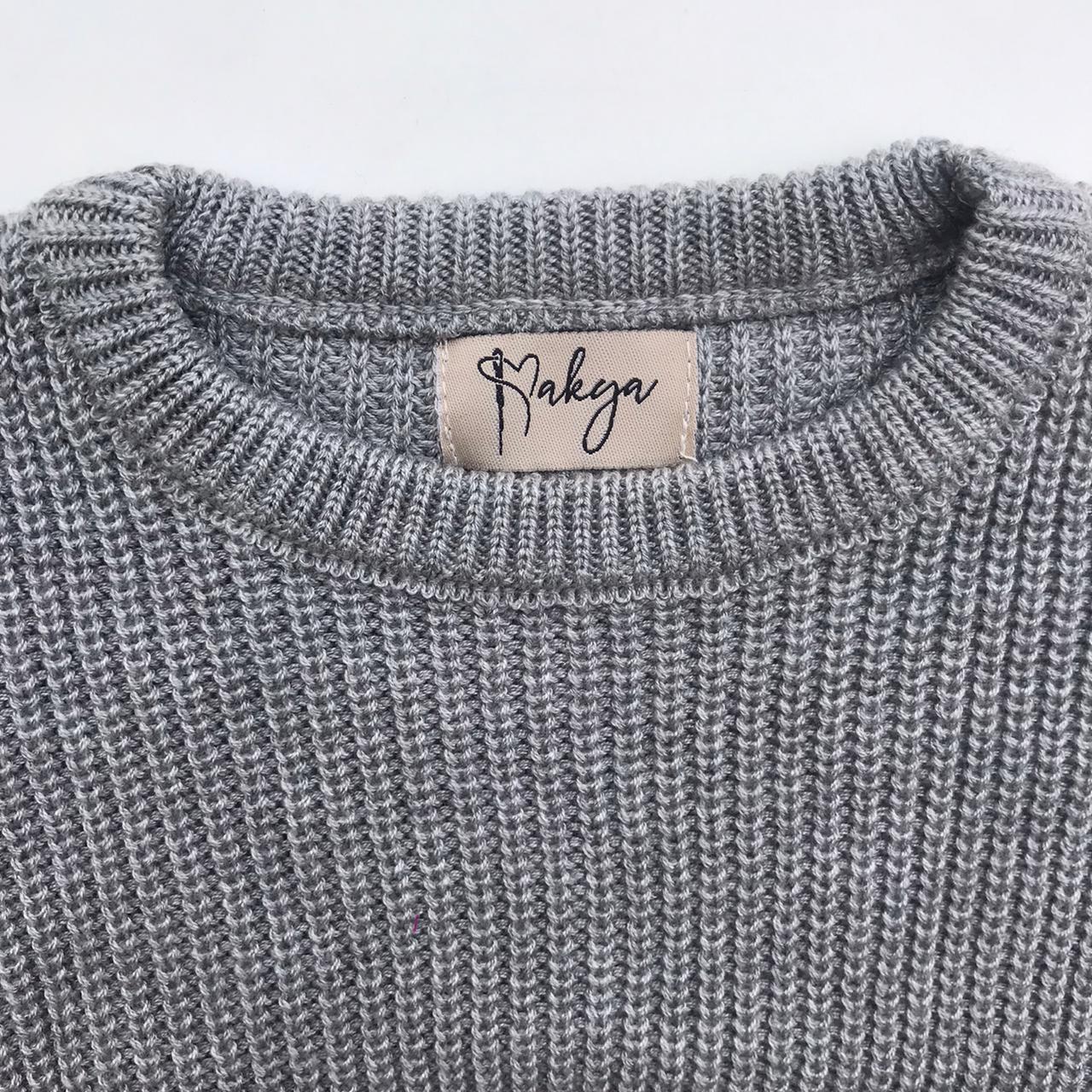 Pull gris oversize en tricot personnalisable avec un prénom brodée à la main