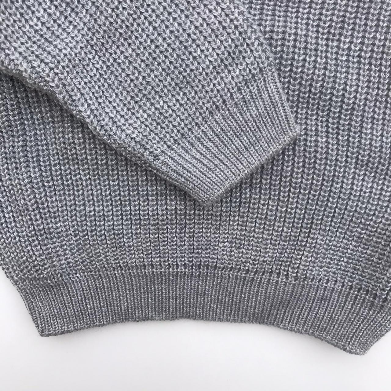 Pull gris oversize en tricot personnalisable avec un prénom brodée à la main