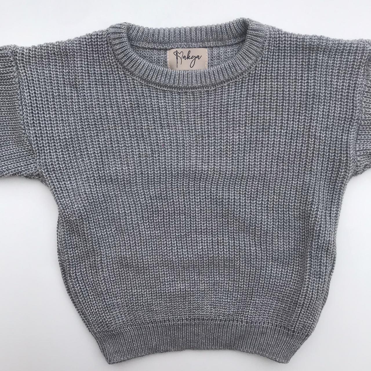 Pull gris oversize en tricot personnalisable avec un prénom brodée à la main